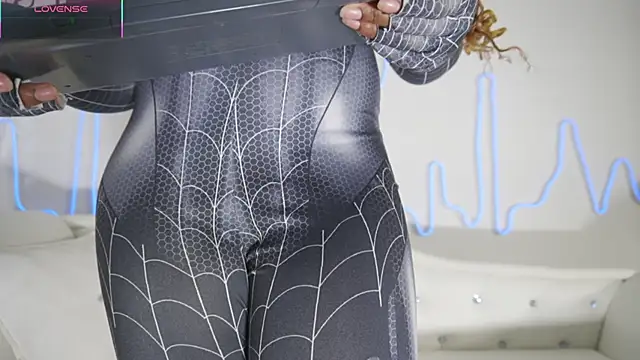 Snapshot of EmmaSanzz_ chatting on 11.30.25 EmmaSanzz online show from 11.30.25