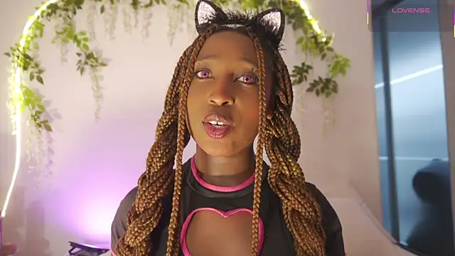 Snapshot of EmmaSanzz_ chatting on 12.18.25 EmmaSanzz online show from 12.18.25