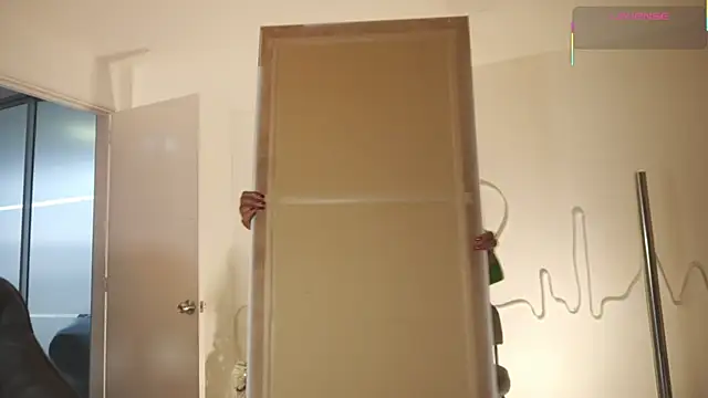 Snapshot of EmmaSanzz_ chatting on 12.19.25 EmmaSanzz online show from 12.19.25