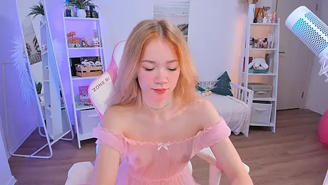 Snapshot of Lily_Young chatting on 12.15.24 Lily Young online show from 12.15.24