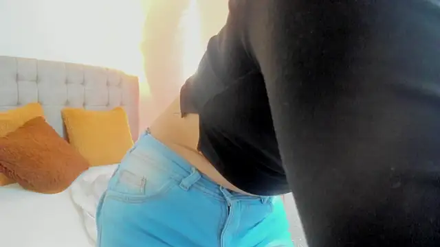 Snapshot of Carolina_hernandez22 chatting on 10.27.25 Carolina hernandez22 online show from 10.27.25