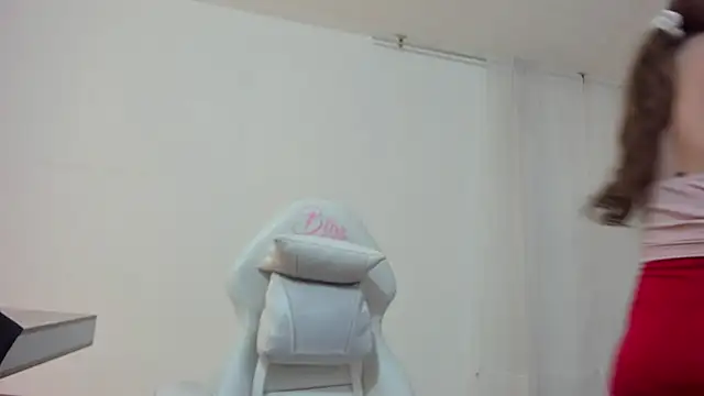 Snapshot of Carolina_hernandez22 chatting on 10.28.25 Carolina hernandez22 online show from 10.28.25