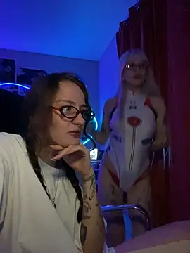 Dooubletroublee online show from 10.03.25