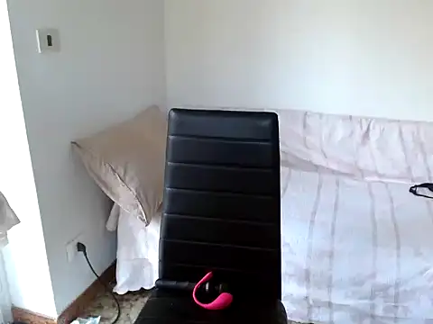 Snapshot of danasantoreal chatting on 10.11.25 danasantoreal online show from 10.11.25