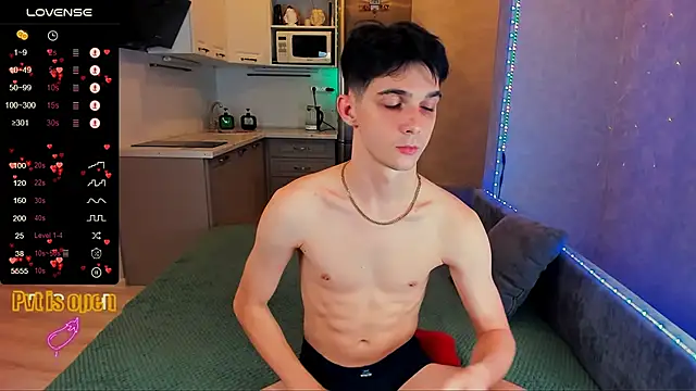 Snapshot of Aaron_Boom chatting on 10.31.25 Aaron Boom online show from 10.31.25