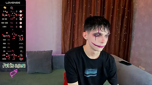 Snapshot of Aaron_Boom chatting on 10.31.25 Aaron Boom online show from 10.31.25