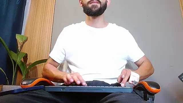 Snapshot of Mr_WhiteCock chatting on 10.26.25 Mr WhiteCock online show from 10.26.25