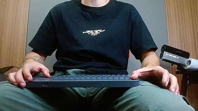 Snapshot of Mr_WhiteCock chatting on 11.08.25 Mr WhiteCock online show from 11.08.25