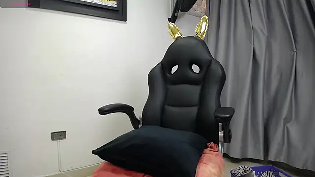 Snapshot of dayadubey_ chatting on 03.18.25 dayadubey online show from 03.18.25