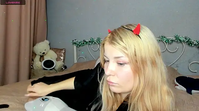 Leila purr18 online show from 12.14.24