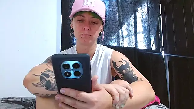 Snapshot of tomboyblue chatting on 04.11.26 tomboyblue online show from 04.11.26