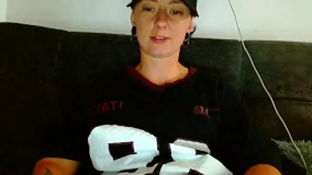 Snapshot of tomboyblue chatting on 04.23.26 tomboyblue online show from 04.23.26