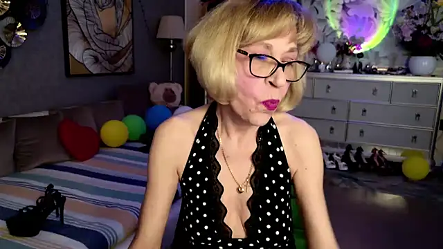 Snapshot of HornyMilf_555 chatting on 04.28.26 HornyMilf 555 online show from 04.28.26