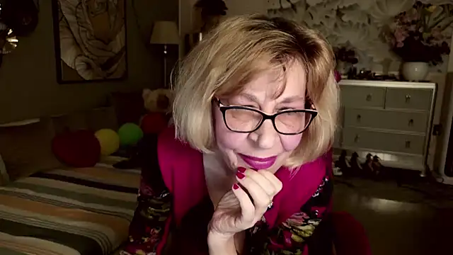 Snapshot of HornyMilf_555 chatting on 05.12.26 HornyMilf 555 online show from 05.12.26