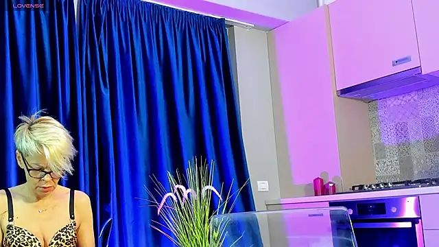 Snapshot of RosaCatalleya chatting on 10.06.25 RosaCatalleya online show from 10.06.25