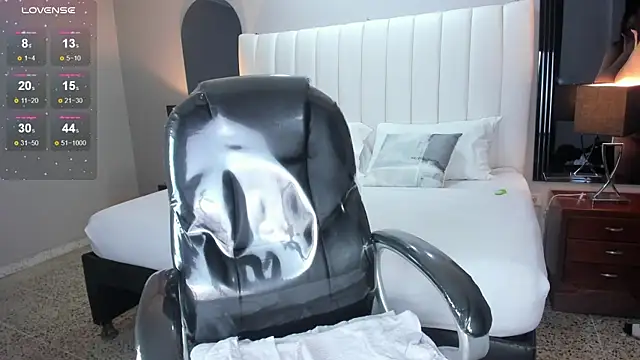 Snapshot of vanity_sex chatting on 12.11.24 vanity sex online show from 12.11.24