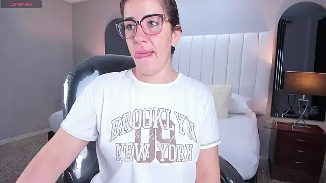 Snapshot of vanity_sex chatting on 10.31.25 vanity sex online show from 10.31.25