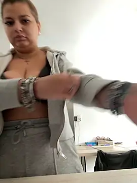 Snapshot of AllysonK chatting on 10.24.25 AllysonK online show from 10.24.25