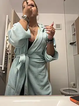 Snapshot of AllysonK chatting on 11.09.25 AllysonK online show from 11.09.25