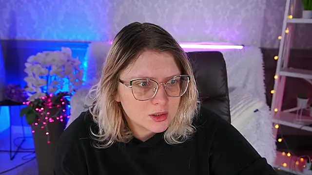 Snapshot of CoolTatis chatting on 02.04.26 CoolTatis online show from 02.04.26