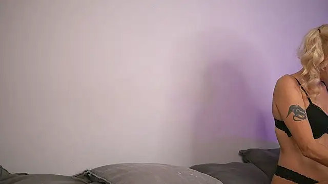 Snapshot of BritneyHudson chatting on 10.20.25 BritneyHudson online show from 10.20.25