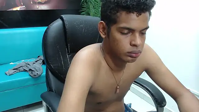 Snapshot of boylittle19cm chatting on 03.18.25 boylittle19cm online show from 03.18.25