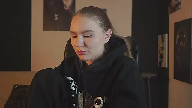 Snapshot of ValerieViolette chatting on 12.15.24 ValerieViolette online show from 12.15.24