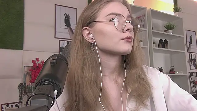 Snapshot of ValerieViolette chatting on 02.21.25 ValerieViolette online show from 02.21.25