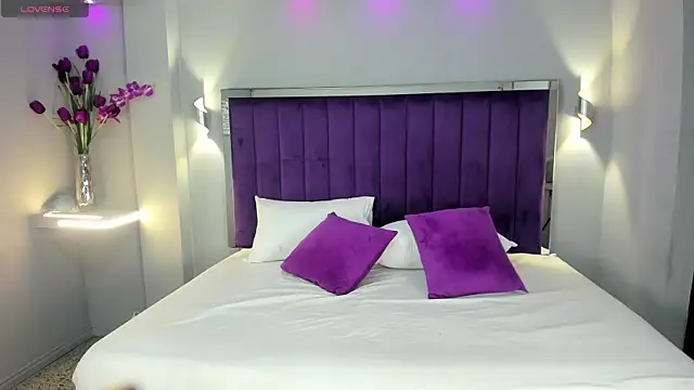 Snapshot of LindsyCater chatting on 10.24.25 LindsyCater online show from 10.24.25