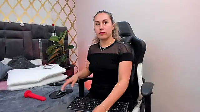 Snapshot of RubbyTaylor chatting on 02.08.25 RubbyTaylor online show from 02.08.25