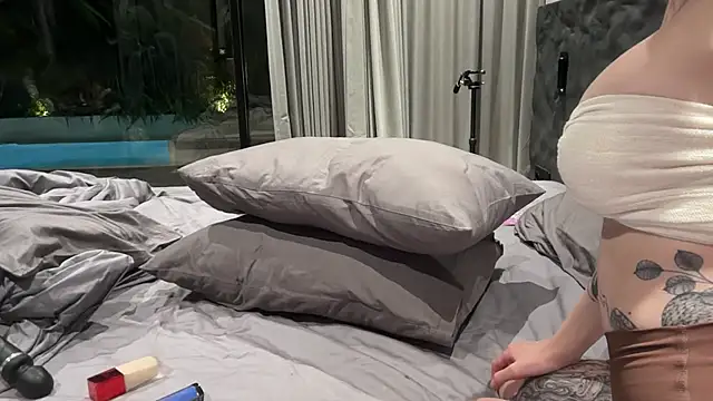 Snapshot of Golden_Aline chatting on 12.19.25 Golden Aline online show from 12.19.25