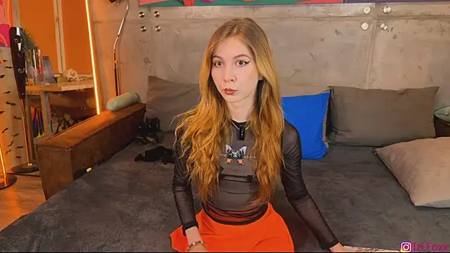 Snapshot of izi-fox chatting on 10.02.25 izi-fox online show from 10.02.25