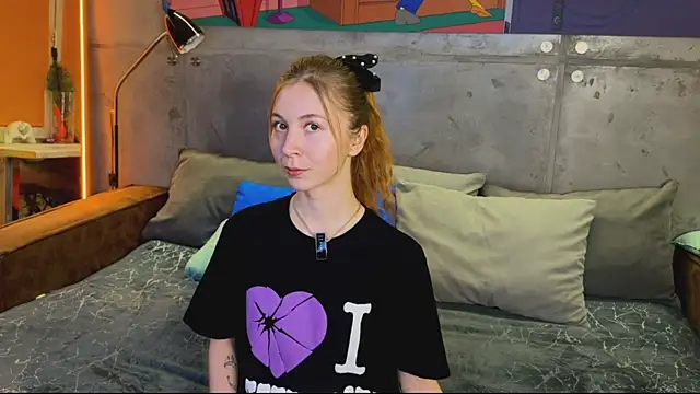 Snapshot of izi-fox chatting on 10.19.25 izi-fox online show from 10.19.25