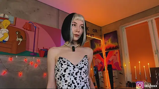 Snapshot of izi-fox chatting on 10.29.25 izi-fox online show from 10.29.25