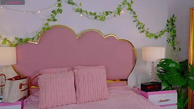 EmmaCrush online show from 11.28.25