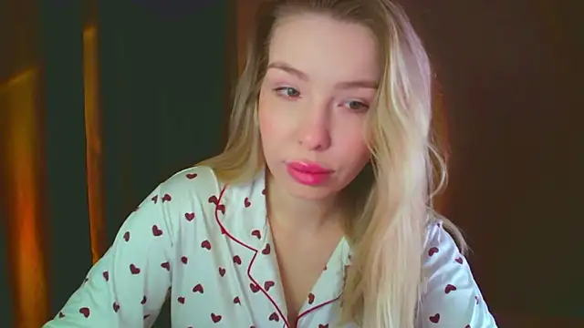 Snapshot of mia_raspberrie chatting on 12.18.24 mia raspberrie online show from 12.18.24