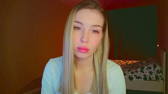 Snapshot of mia_raspberrie chatting on 02.06.25 mia raspberrie online show from 02.06.25