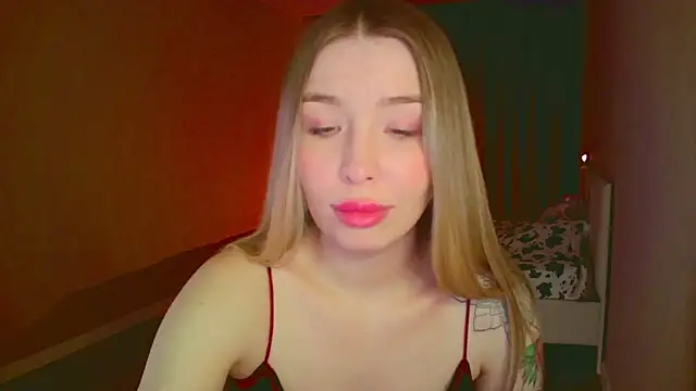 Snapshot of mia_raspberrie chatting on 03.06.25 mia raspberrie online show from 03.06.25