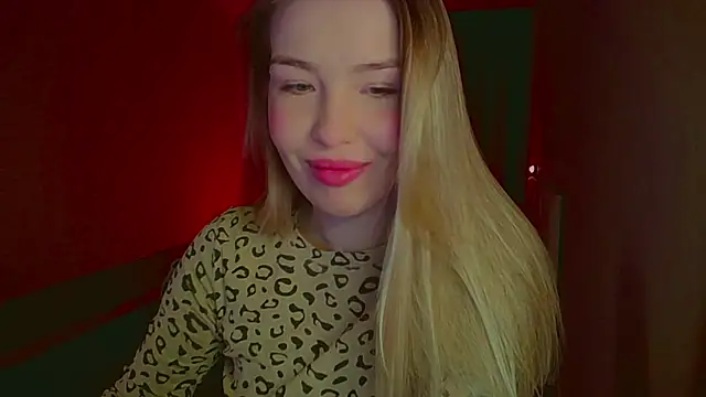 Snapshot of mia_raspberrie chatting on 03.17.25 mia raspberrie online show from 03.17.25