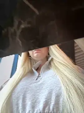 Snapshot of Teya_moon_ chatting on 12.04.24 Teya moon online show from 12.04.24