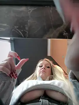 Snapshot of Teya_moon_ chatting on 12.17.24 Teya moon online show from 12.17.24