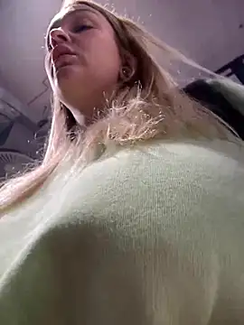 Snapshot of Teya_moon_ chatting on 12.20.24 Teya moon online show from 12.20.24