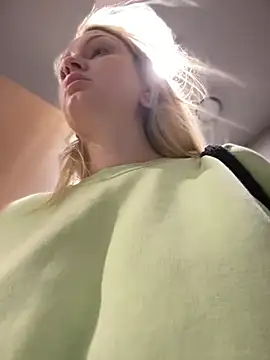 Snapshot of Teya_moon_ chatting on 12.20.24 Teya moon online show from 12.20.24