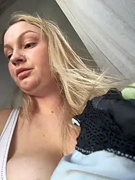 Snapshot of Teya_moon_ chatting on 12.21.24 Teya moon online show from 12.21.24