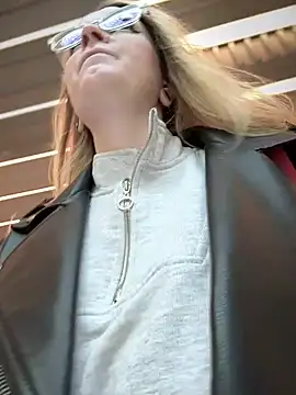 Snapshot of Teya_moon_ chatting on 12.27.24 Teya moon online show from 12.27.24