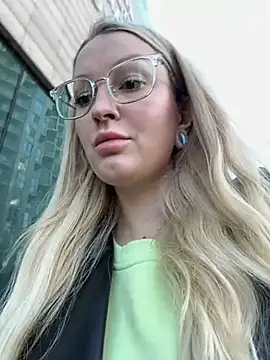 Snapshot of Teya_moon_ chatting on 01.04.25 Teya moon online show from 01.04.25