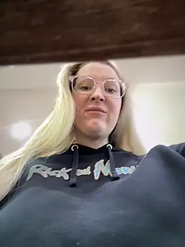 Snapshot of Teya_moon_ chatting on 01.10.25 Teya moon online show from 01.10.25