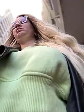 Snapshot of Teya_moon_ chatting on 01.12.25 Teya moon online show from 01.12.25