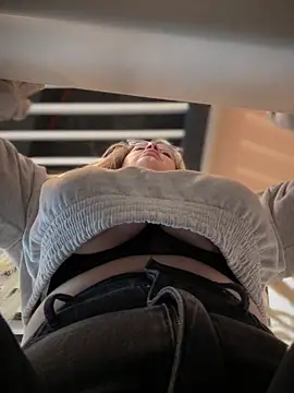 Snapshot of Teya_moon_ chatting on 01.22.25 Teya moon online show from 01.22.25