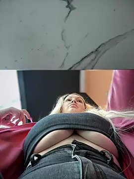 Snapshot of Teya_moon_ chatting on 01.27.25 Teya moon online show from 01.27.25